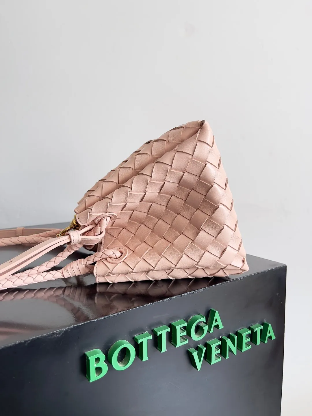 Batch 1760 BV home is new! Andiamo combines the Bottega Veneta archive parachute handbag to inherit retro elements and integrate modern trends. The same style as Shu Qi's in Beijing Night. It is a continuation of the classic bag. It has three functions: hand carry, shoulder and cross-body. It is embellished with metal brass knot buckles. It is small and has an amazing capacity. It can easily hold sunglasses in a box / small bottle of water / powder powder / charger and other daily necessities when going out. The upper body is versatile. Style number: 796569 Size: 21*17*16.5cm